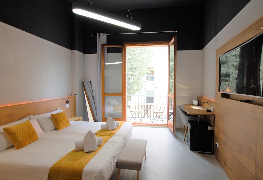 BRICK HOTEL 6/38