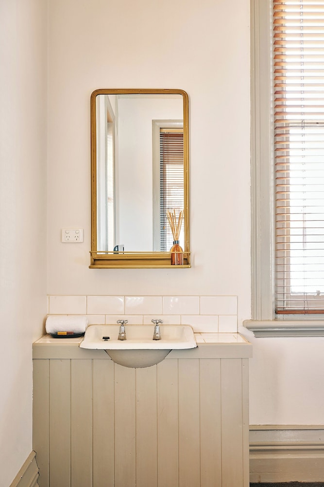 HEALESVILLE HOTEL 50/50
