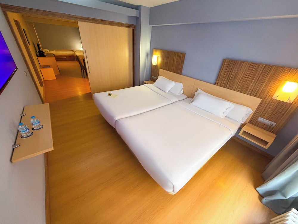 Suite, 4 Beds, Sofa