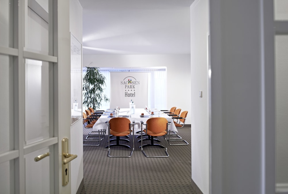 Sachsenpark-Hotel 42/43