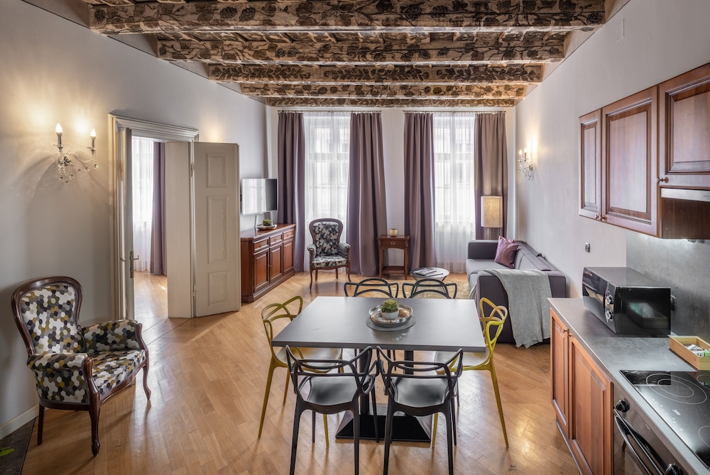 Chateau 9 Apartments by Adrez Living 34/50