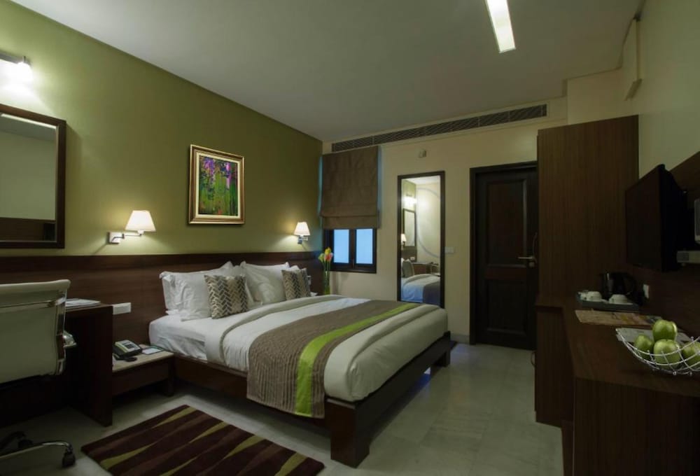 Leisure Inn Grand Chanakya 5/37