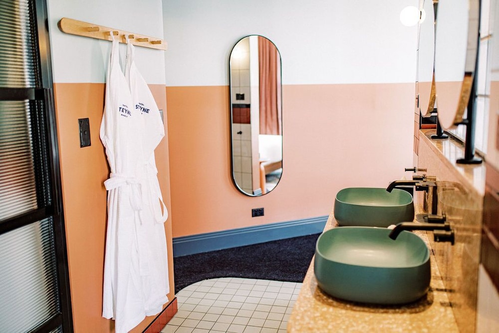 HOTEL STEYNE 48/50