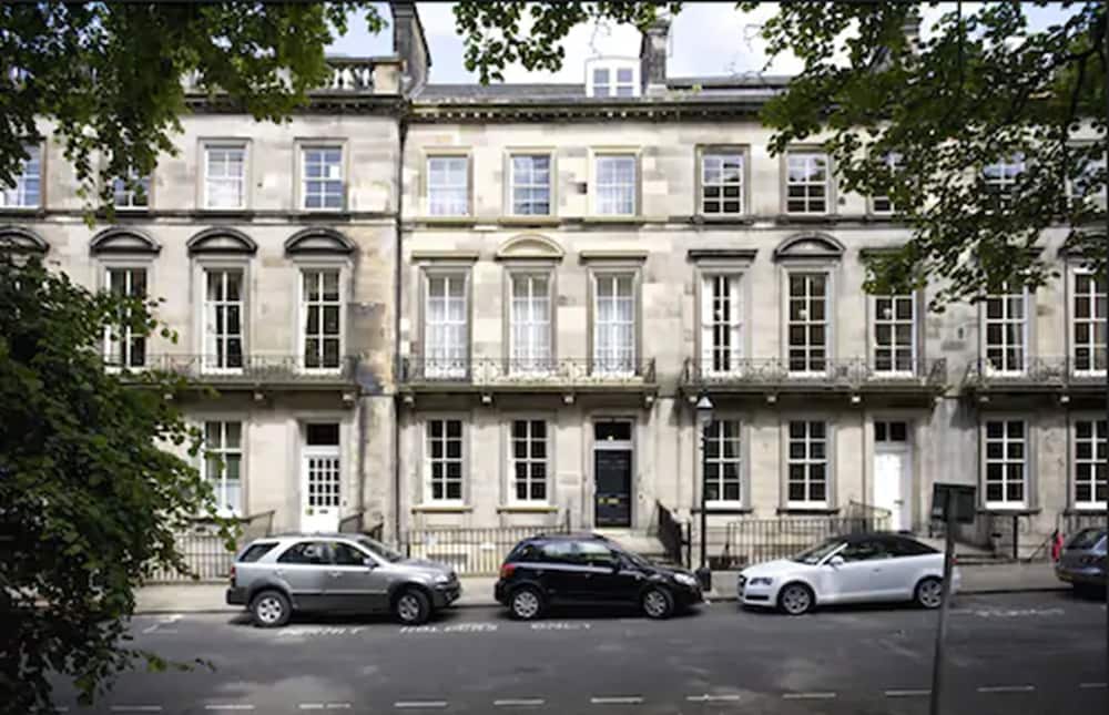 Clarendon Luxury Apartments 40/46