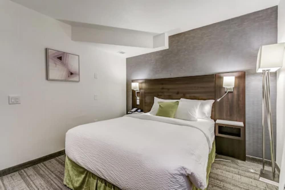 Est Hotel 8/37