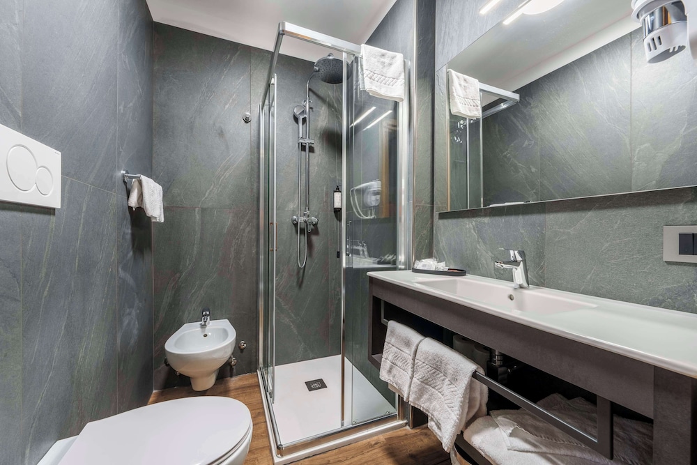 Family, 1 Single and 2 Queen Beds, Mountain View, Balcony، Best Western Hotel Nevada 6/6