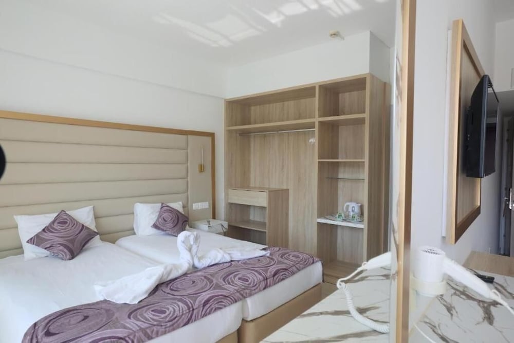 1 BEDROOM, DOUBLE OR TWIN BED, CITY VIEW