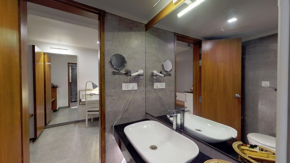 Hotel Shivas Gateway 52/77