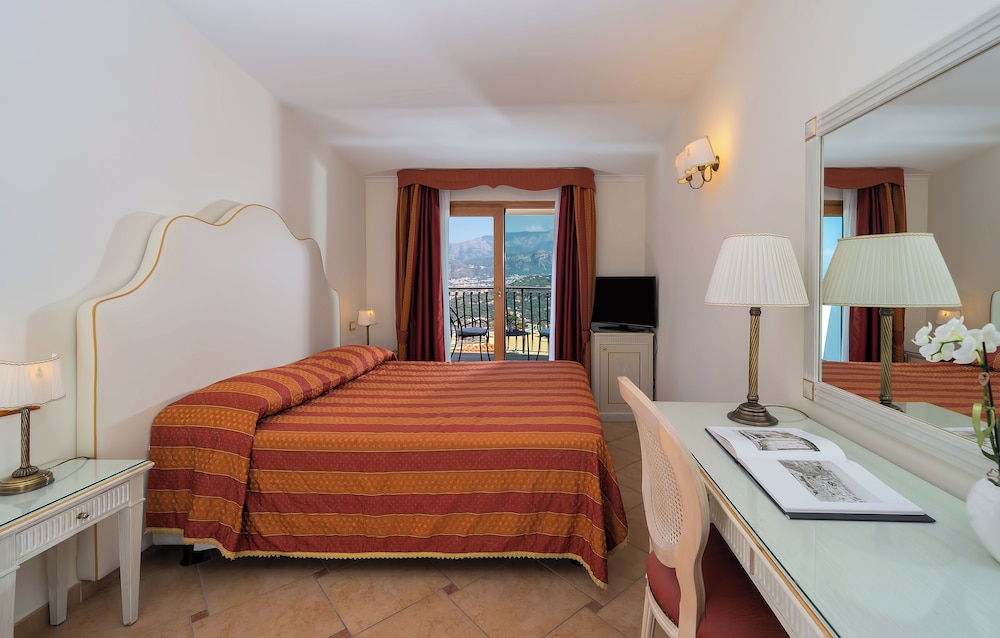 ROOM, QUADRUPLE, PARTIAL SEA VIEW, BALCONY