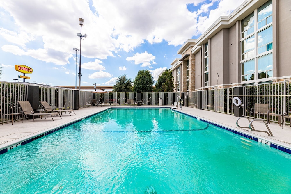 La Quinta Inn & Suites by Wyndham Dallas I-35 Walnut Hill Ln 1/46