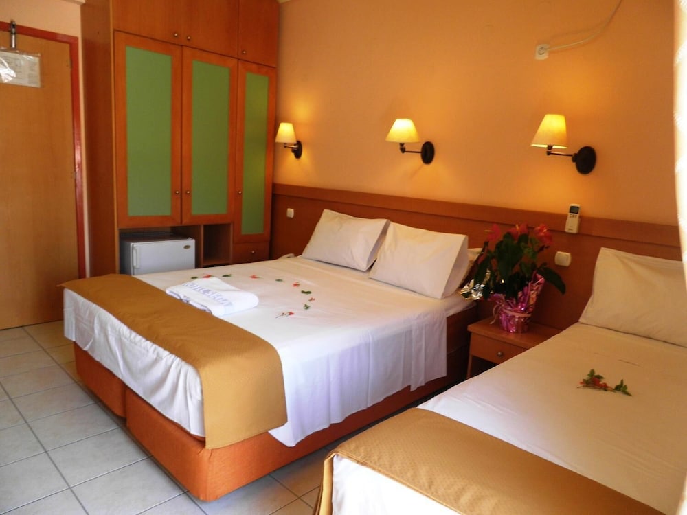 HOTEL SEGAS 8/43