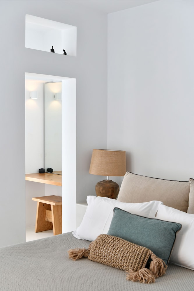 Thiro Villas Santorini 6/27