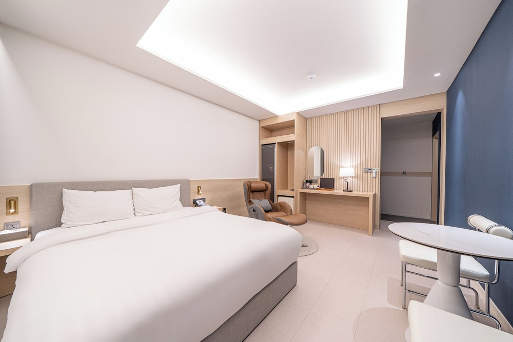 SUITE, SINGLE, DOUBLE BED