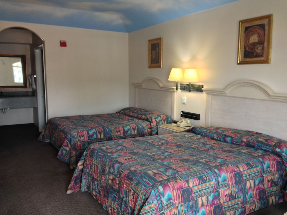 Camelot Inn &amp; Suites Highway 290/NW Freeway 8/36