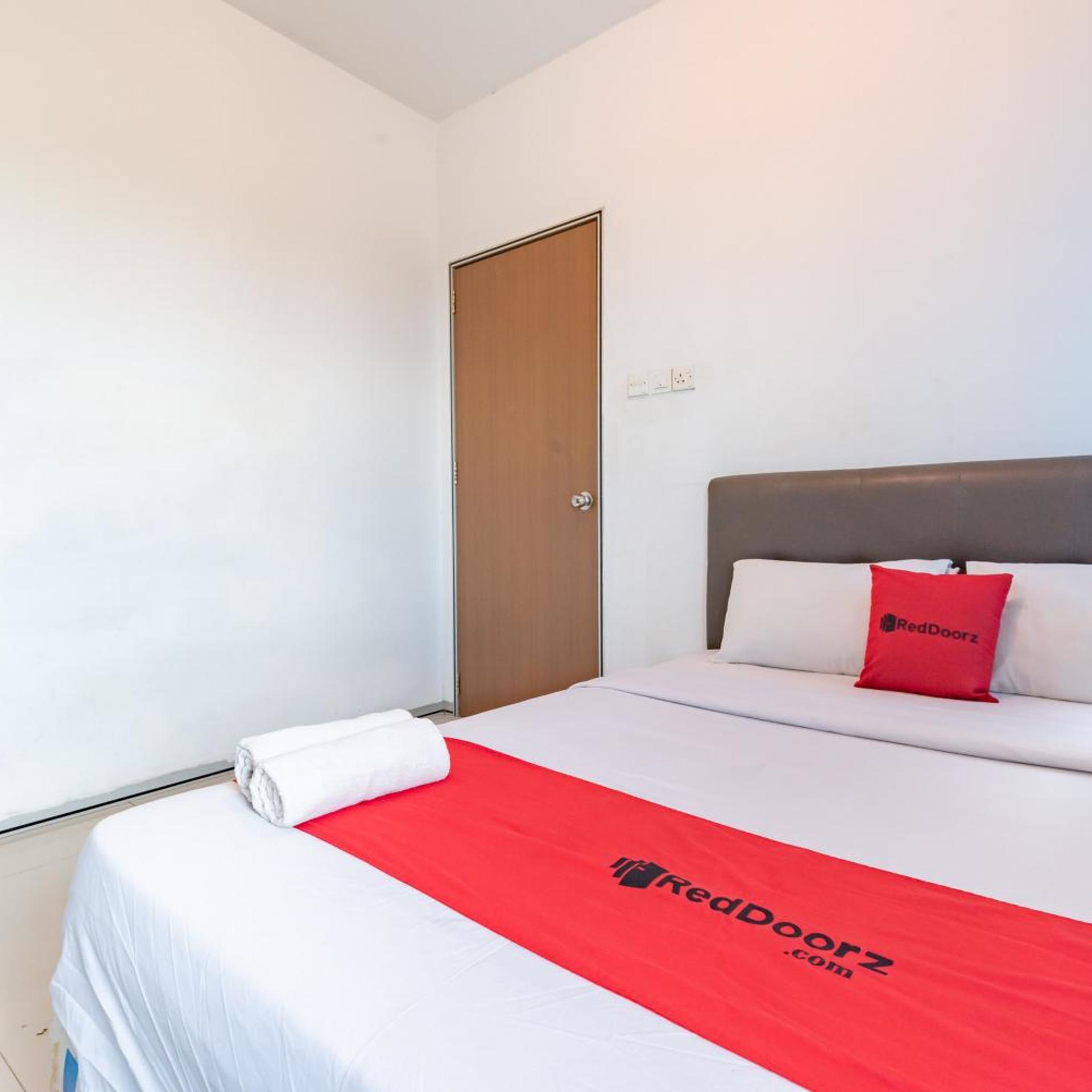 RedDoorz Plus near Kepri Mall 13/44