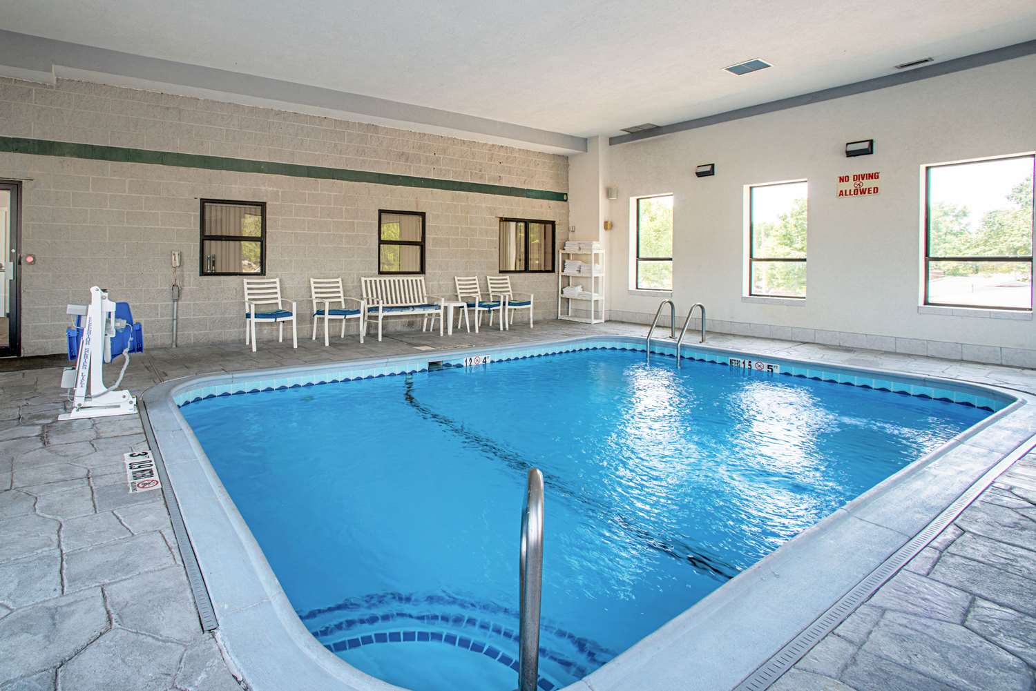 Quality Inn Near Six Flags St. Louis 14/24