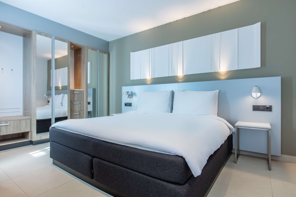 Superior, King Bed, Pool Access