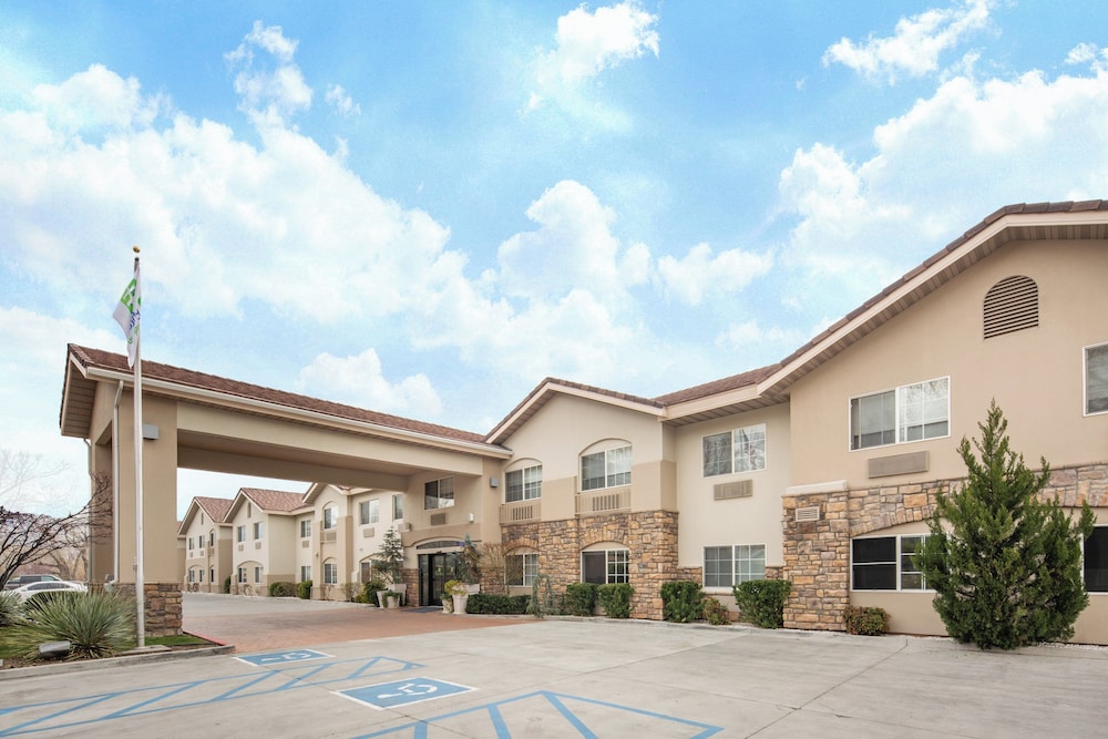 Holiday Inn Express Hotel Suites Bishop 68/75