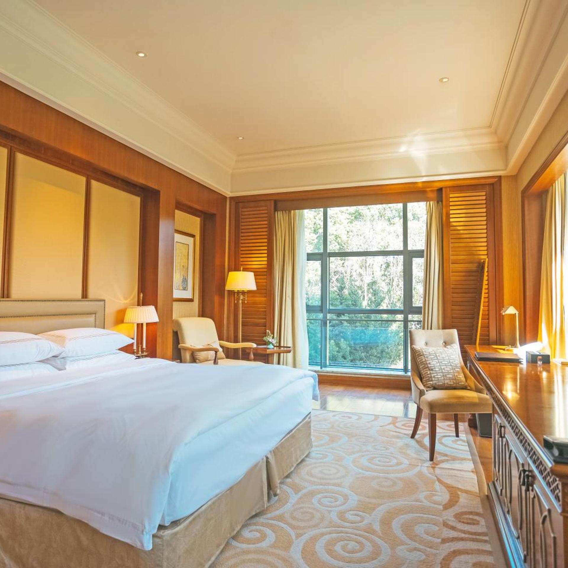 East, Deluxe, Suite