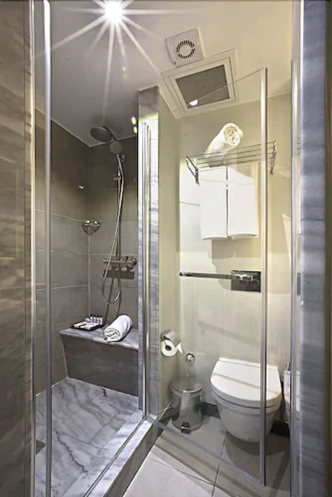 Akoni Hotel 20/21