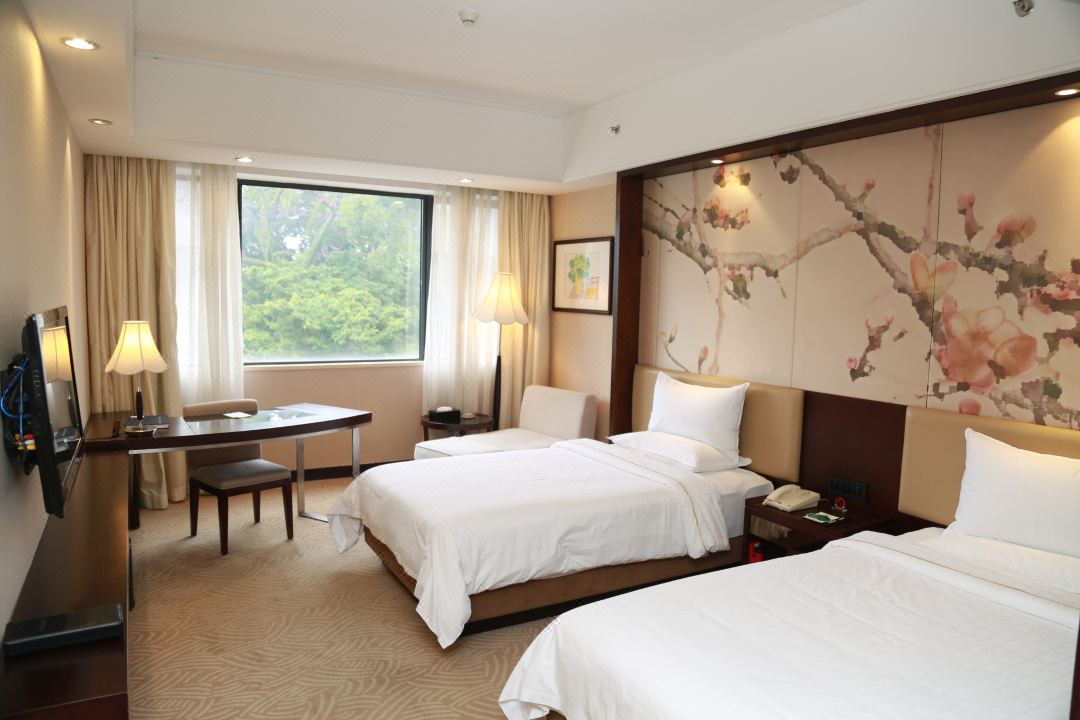 Sunshine, Twin Beds, Garden View