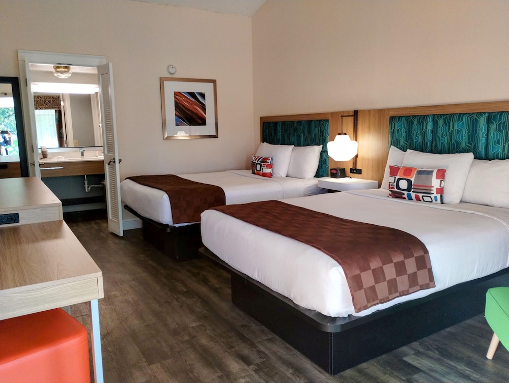 STANDARD, 2 DOUBLE BEDS