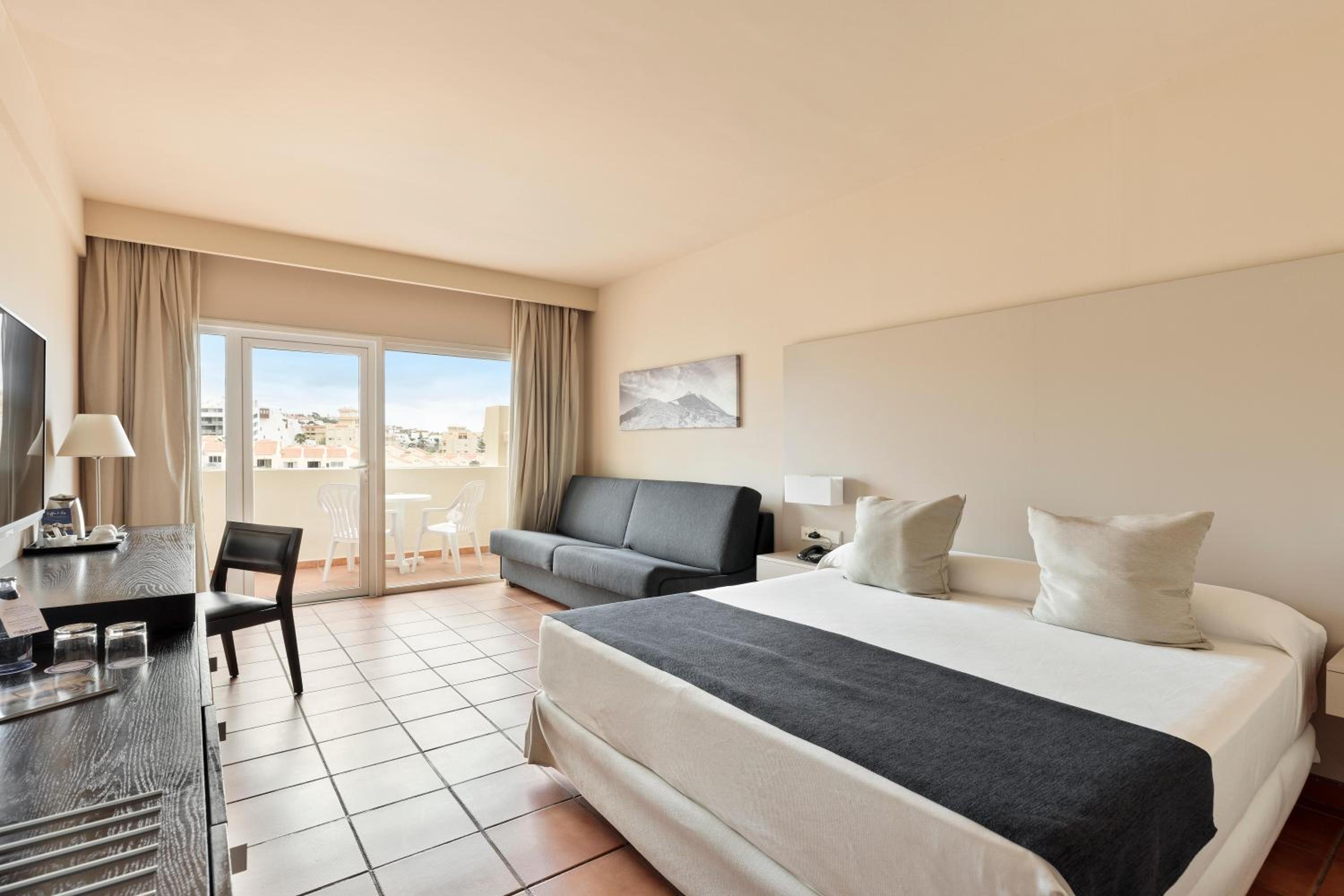 غرفة عائلية مع أريكة