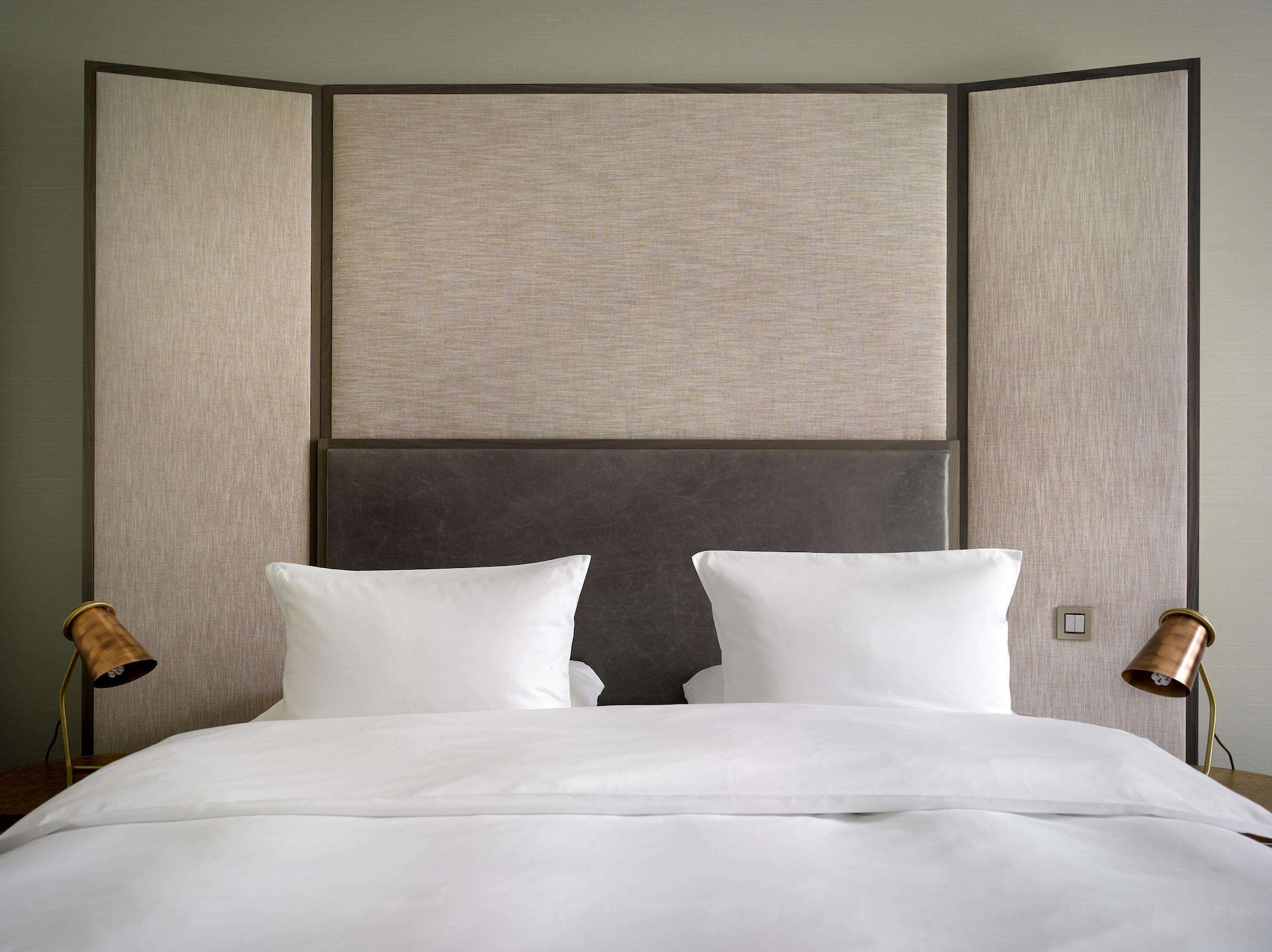 DOM, COURTYARD, QUEEN BED