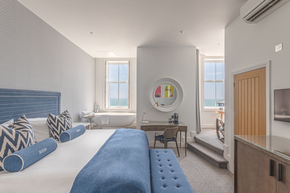 DELUXE, KING BED, SEA VIEW