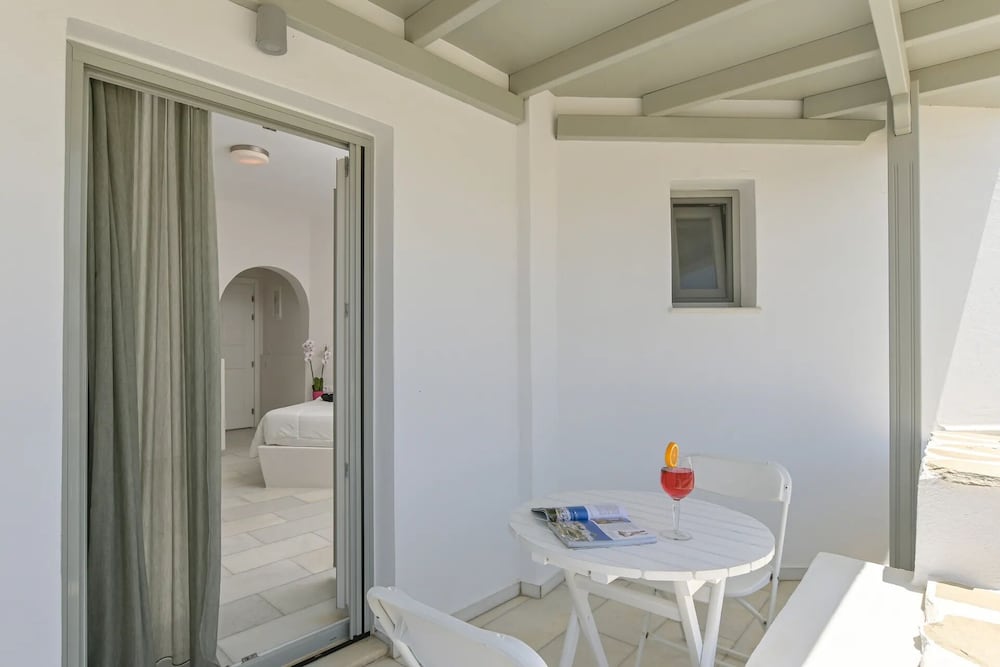 جناح جونيور بسرير كوين بإطلالة على الحديقة، Golden Sand Naxos 10/10
