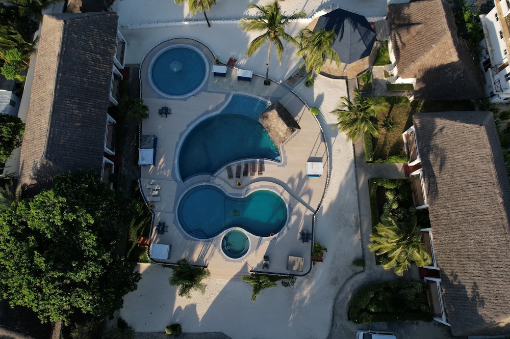 Zanzinite Beach Spa Hotel 36/39