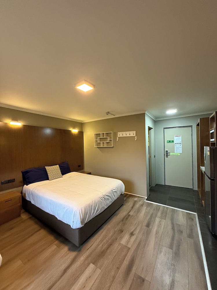 DELUXE, QUEEN BED