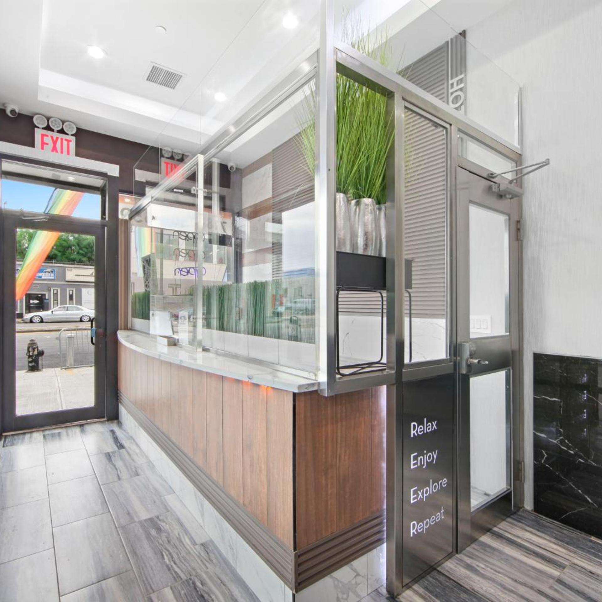 Hotel 365 Bronx 12/50