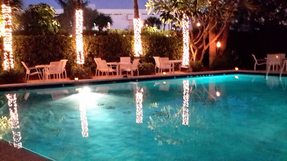 The Caribbean Court Boutique Hotel 77/83