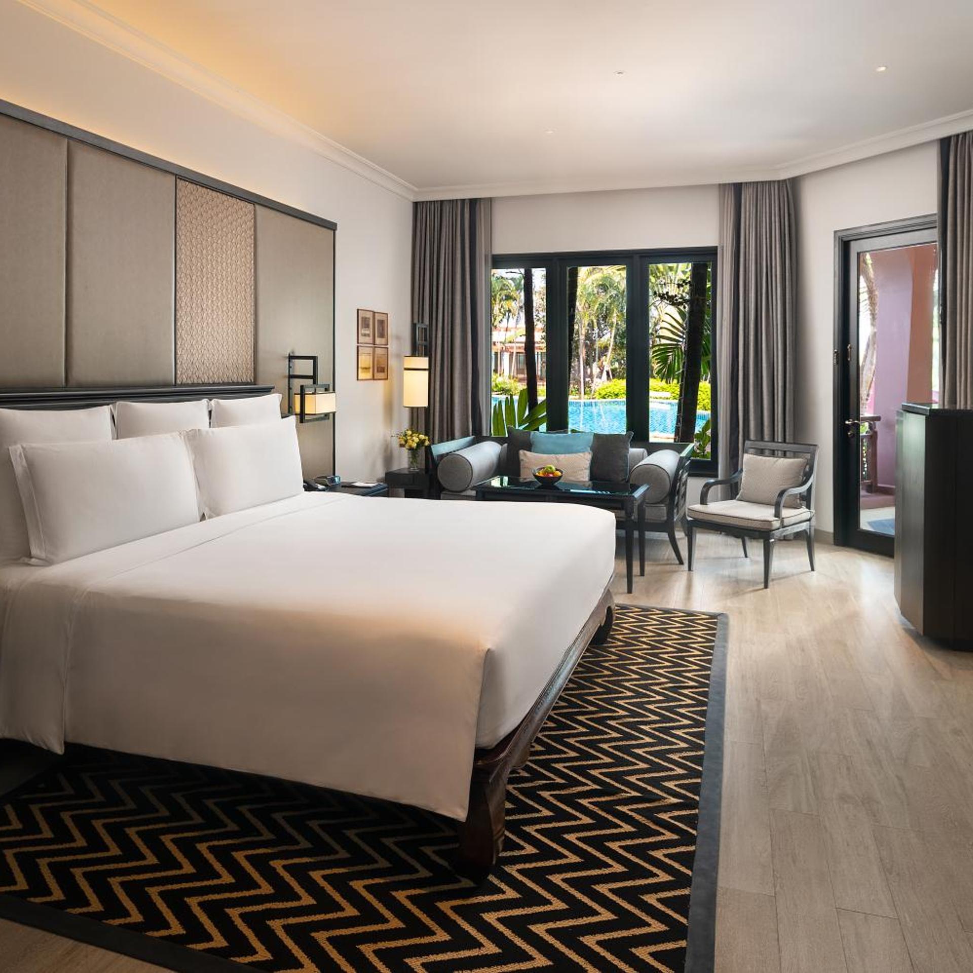 Junior Suite, King Bed, with Pool, Club Lounge Access