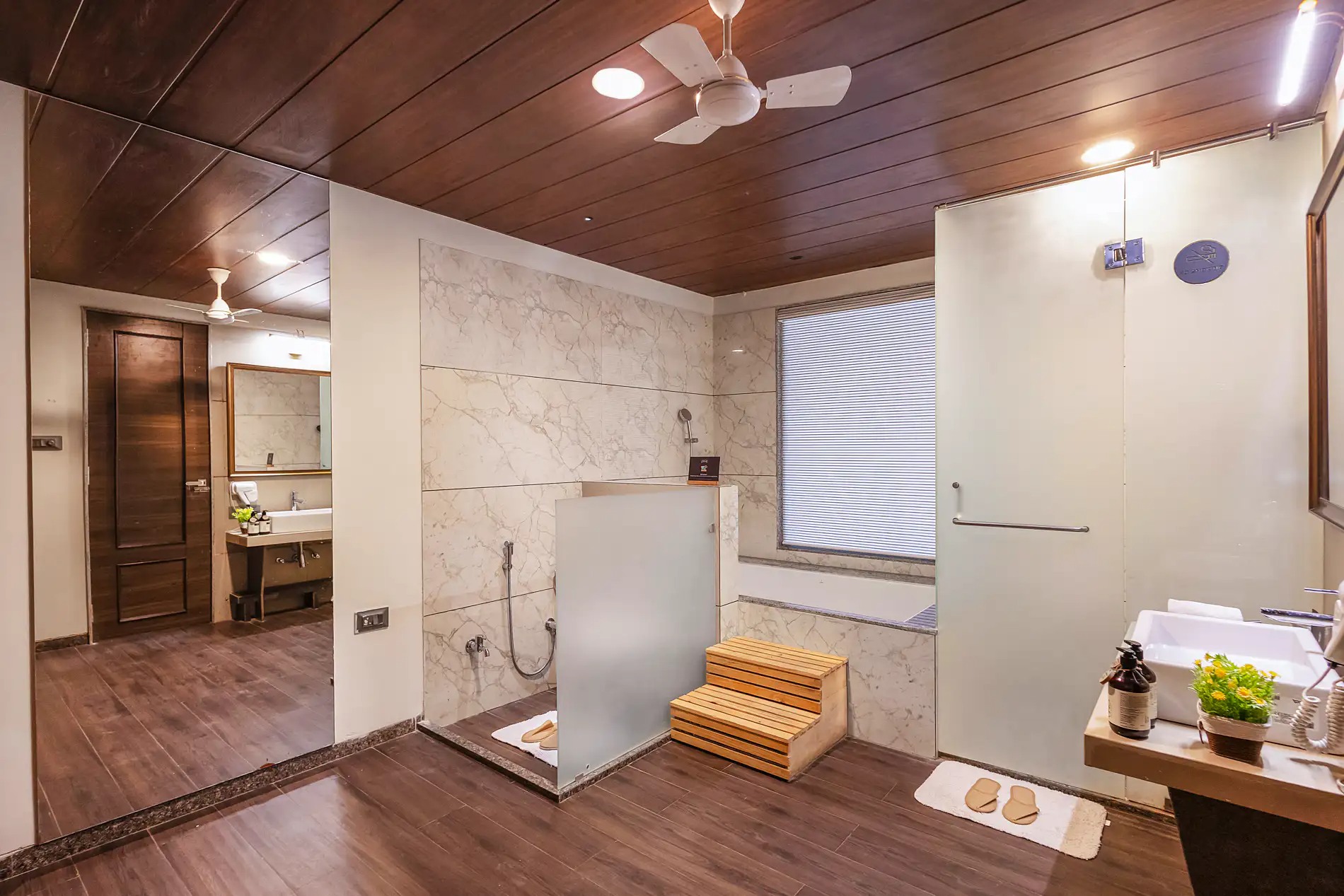 ELIVAAS Prive Mountain Creek Retreat 7 BHK With Pool, Game & Gym zone, Near Fatehsagar Lake 11/27