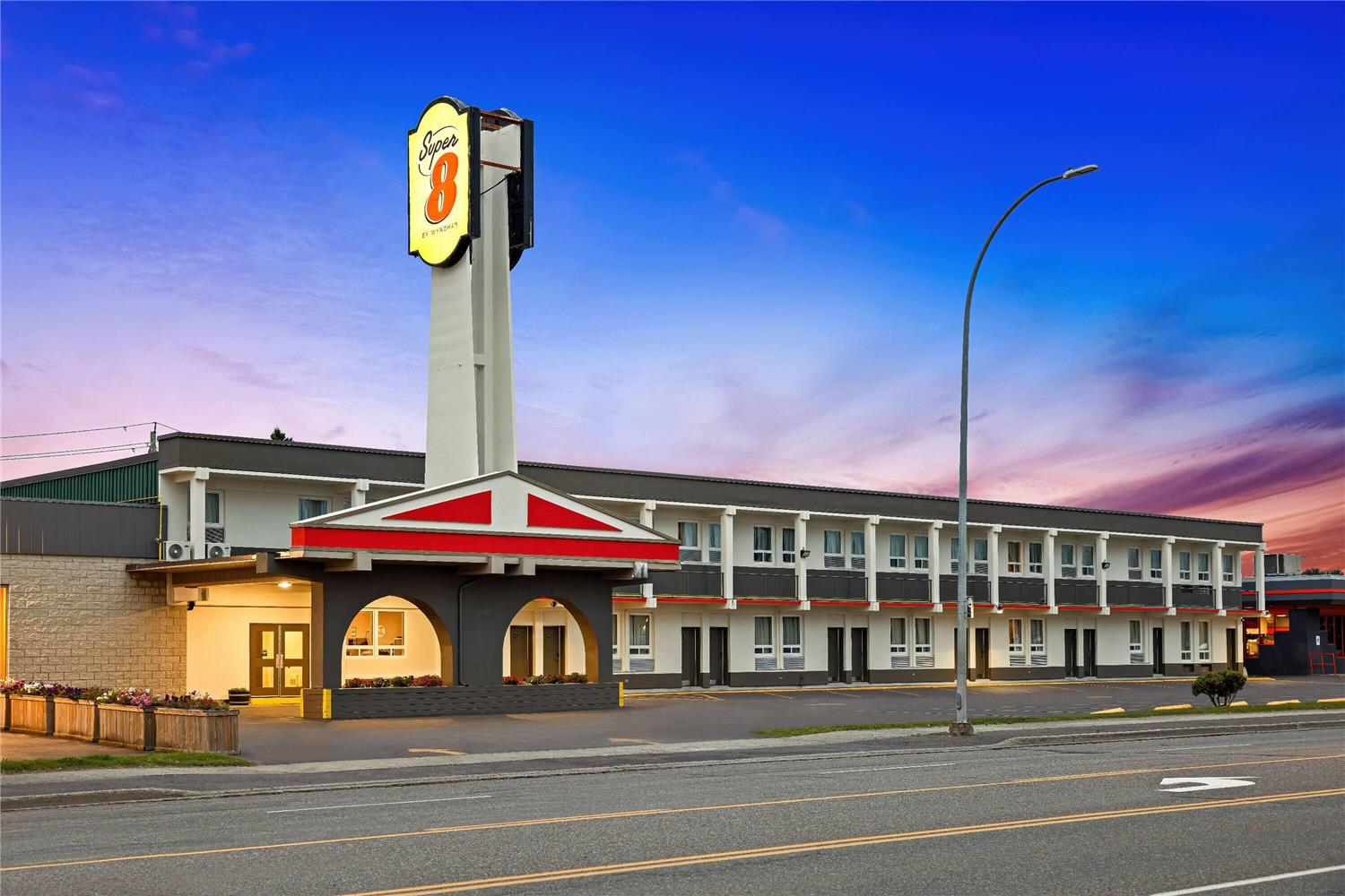Super 8 by Wyndham Thunder Bay 11/13