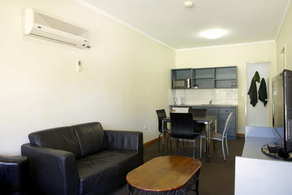 SEASONS HOTEL NEWMAN 30/44