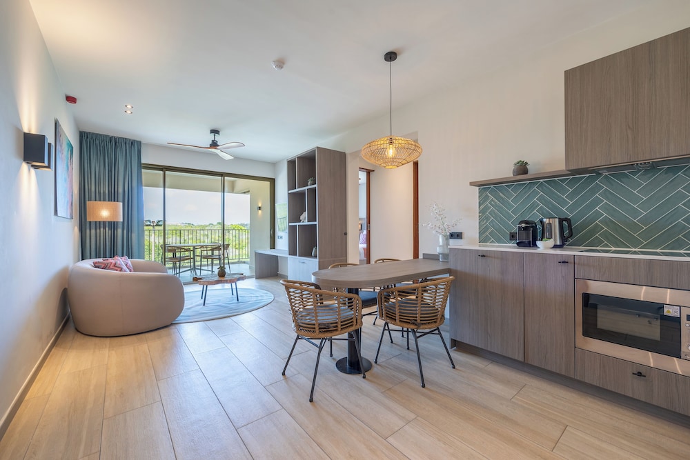 Dolphin Suites 32/50
