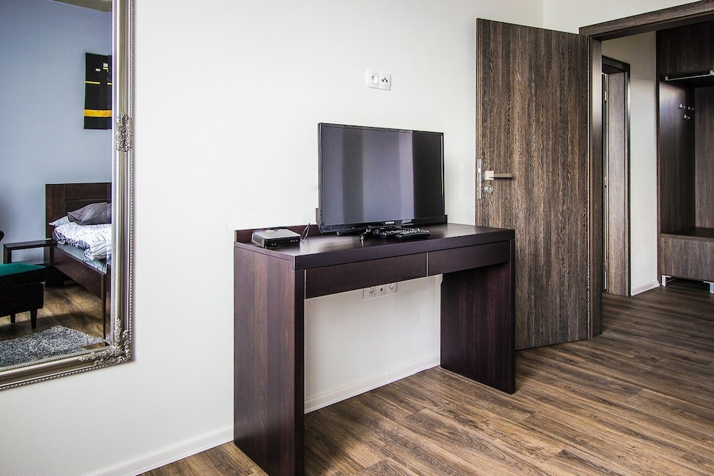 Hotel 63 33/38