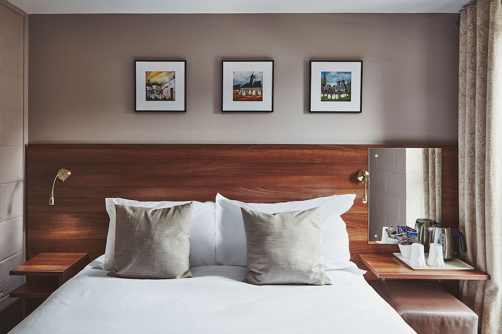 The Ranald Hotel 8/41