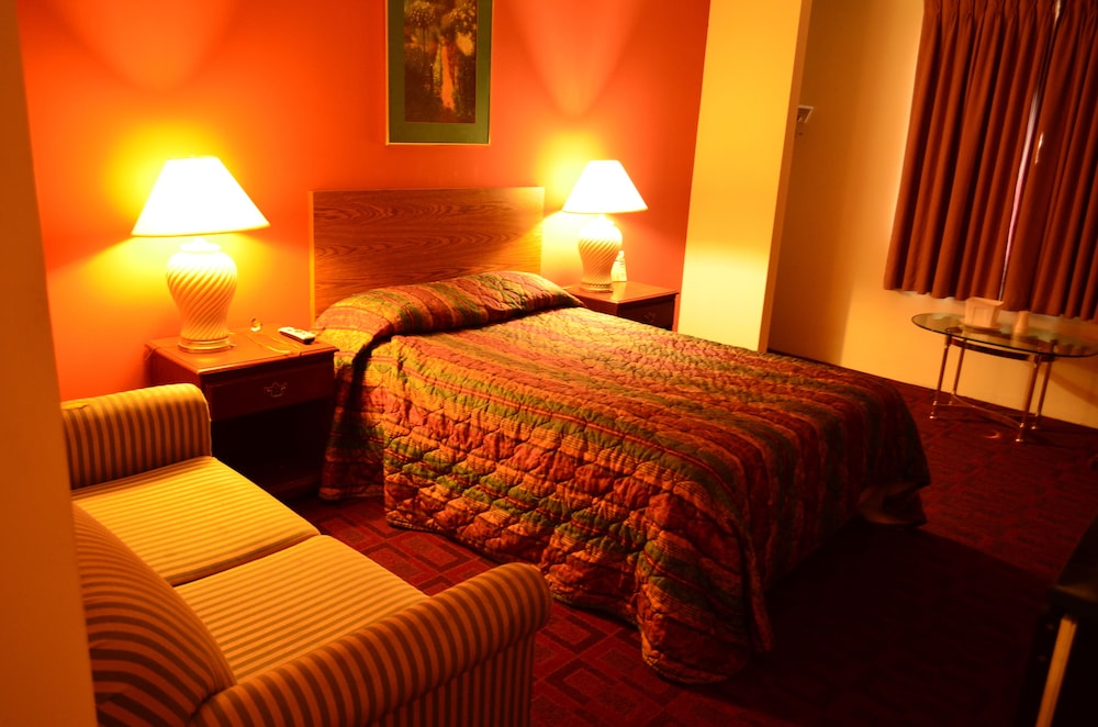 Luxury Inn &amp; Suites 14/26