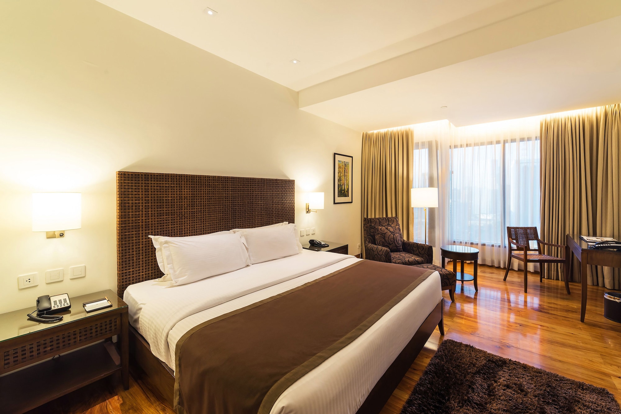 DELUXE KING ROOM