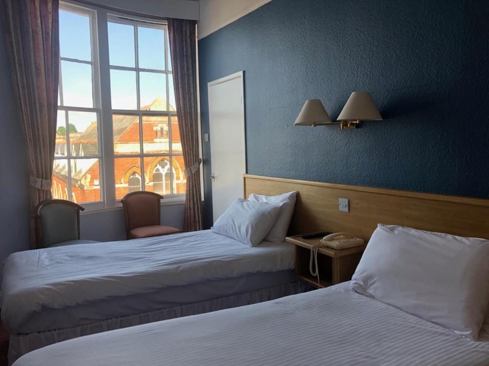 THE MANOR HOTEL 32/71