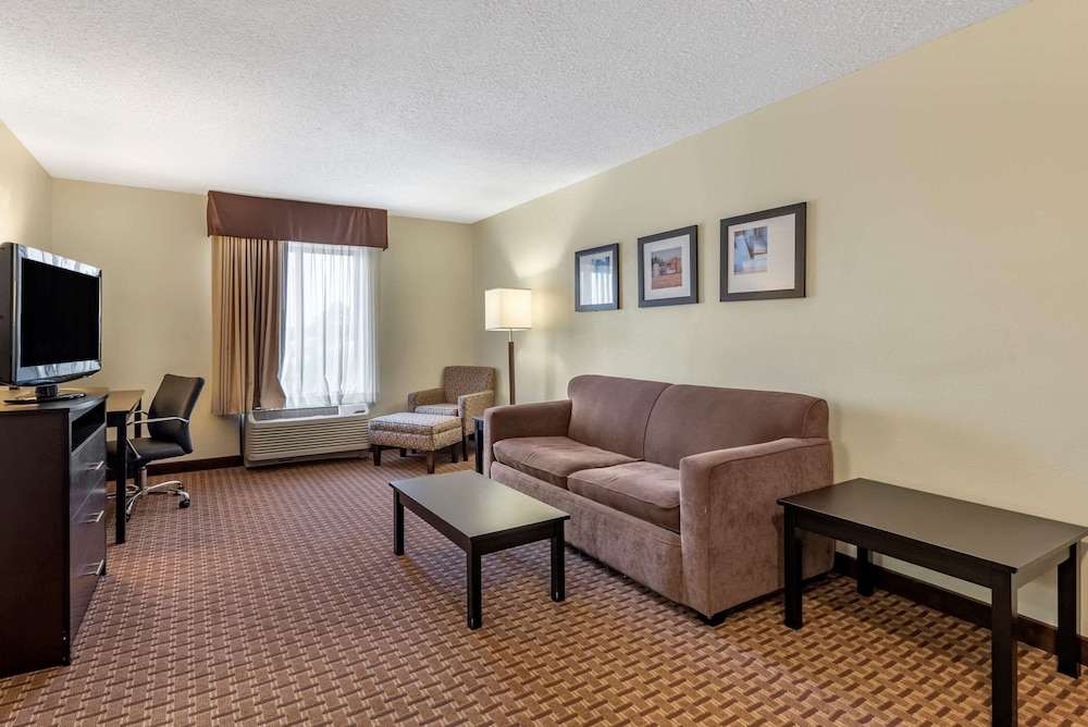 Comfort Inn & Suites Warsaw near US-30 30/44