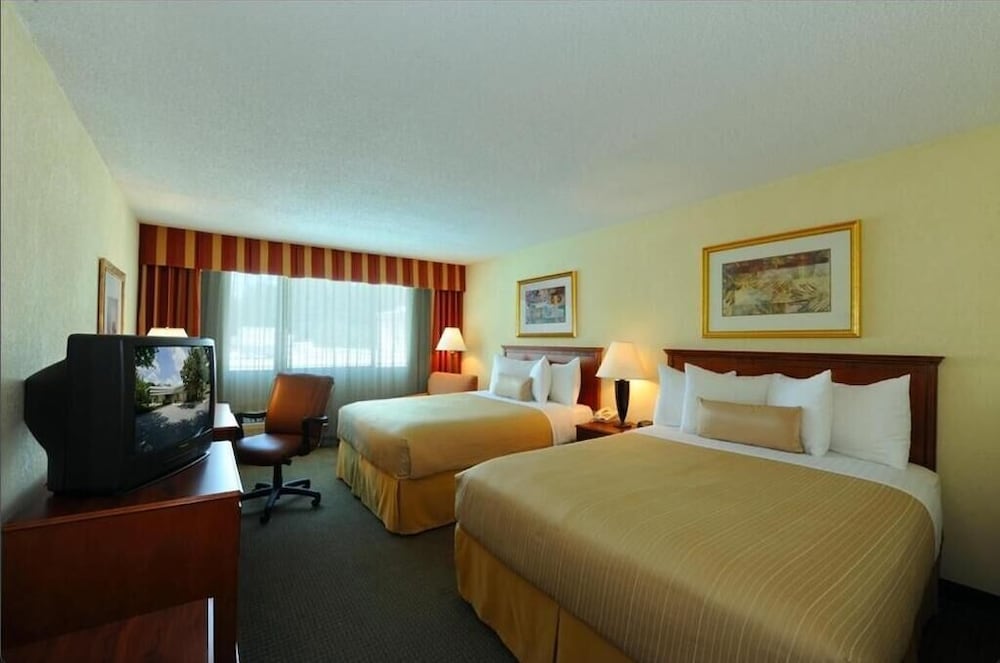 ECONOMY, 2 QUEEN BEDS