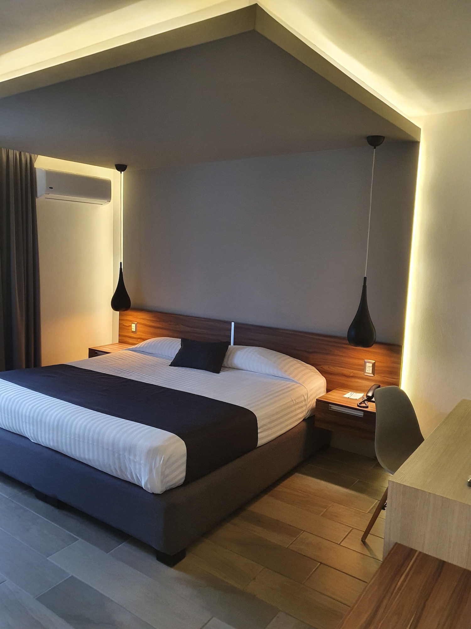 STANDARD, KING BED, CITY VIEW