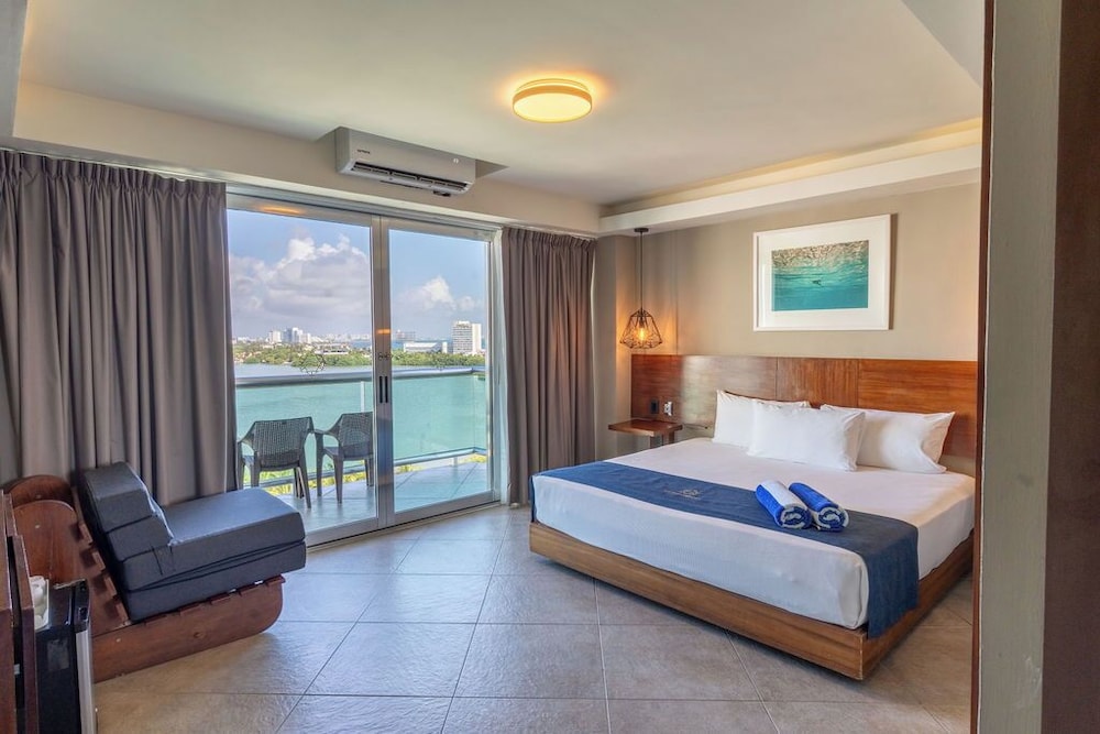 Standard, King Bed, Lagoon View