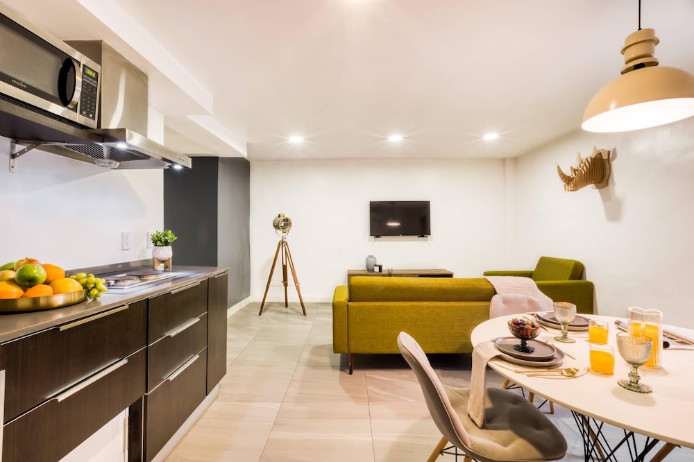 Comfort Suites Tijuana 65/65