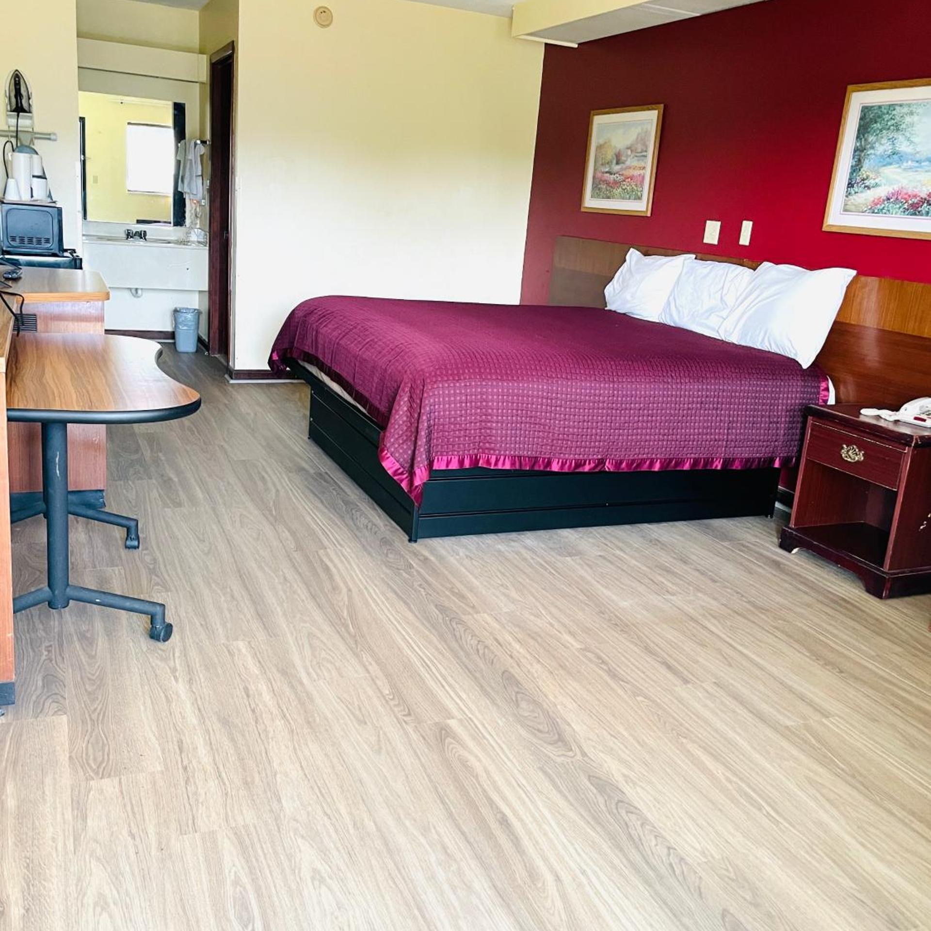 Deluxe, King Bed, Smoking